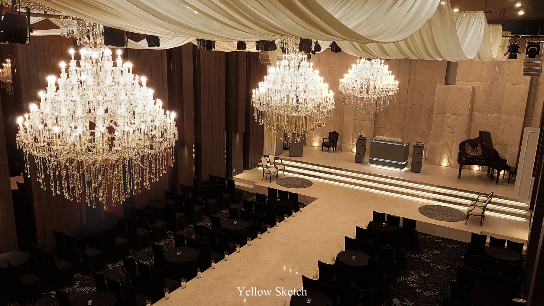 샹들리에 아래의 웨딩홀
